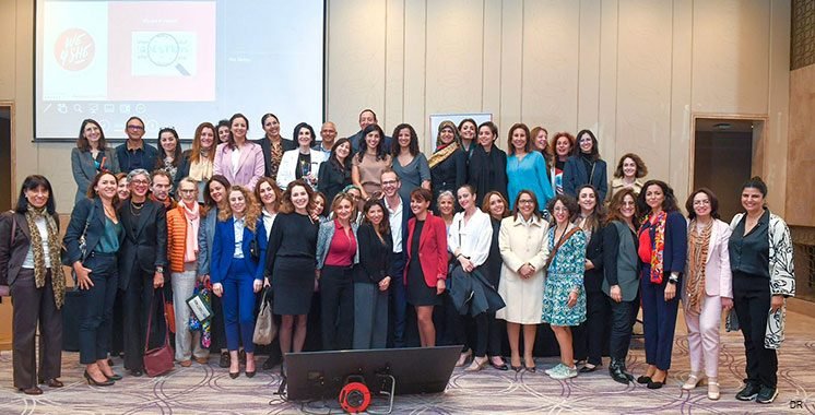 Réseau femmes leaders maroc We4She réuni lors d'une conférence officielle pour la parité.