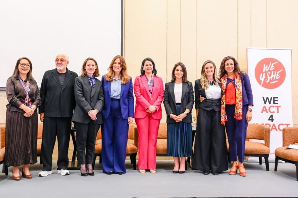 Membres du bureau de l'association We4She, dont la présidente Soumaya Benjelloun, réunis sur scène lors d'une conférence pour le leadership féminin au Maroc.